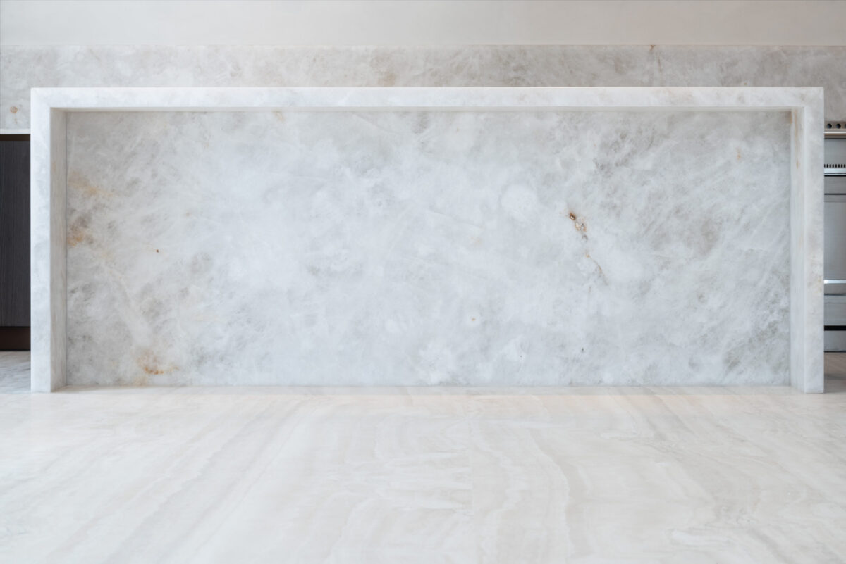Îlot de cuisine en cristal de roche éclairé par l'intérieur