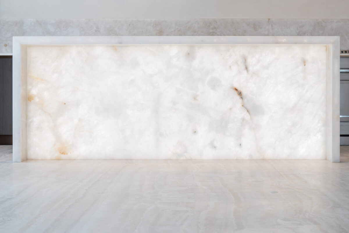 Îlot de cuisine en cristal de roche blanc rétroéclairé, vu de face