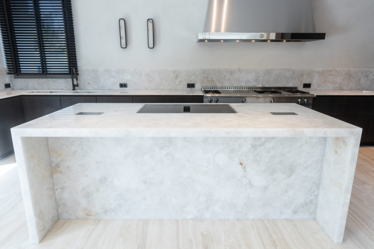 Îlot de cuisine en cristal de roche éclairé par l'intérieur, vue de face