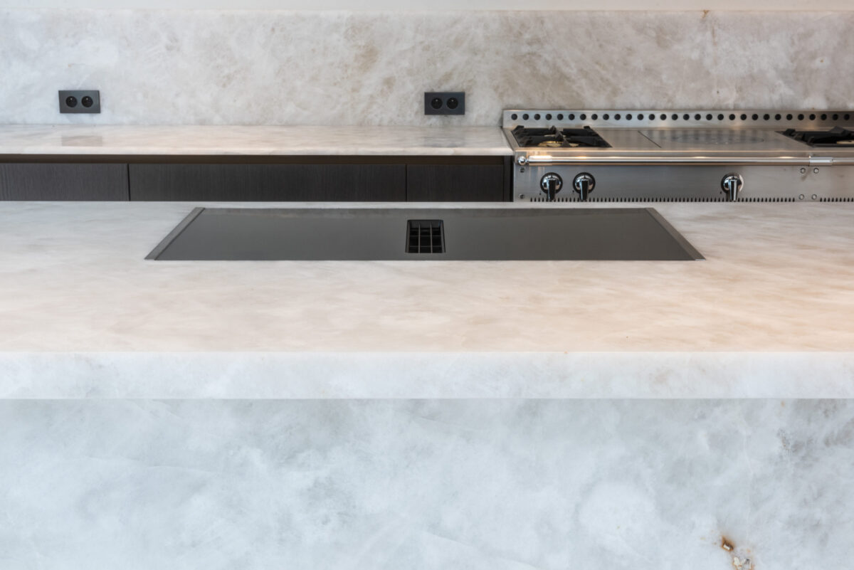 Plan de travail en cristal de roche blanc avec plaque de cuisson encastrée