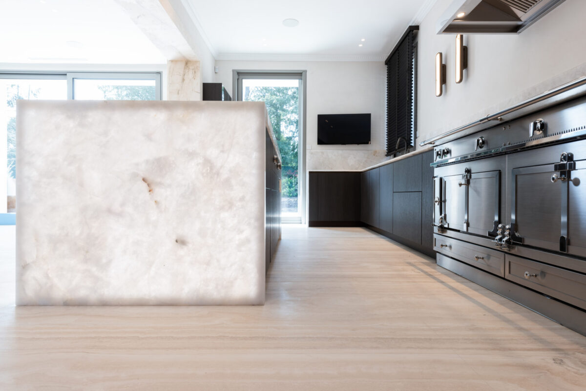 Îlot de cuisine en cristal de roche blanc dans une cuisine aux façades sombres