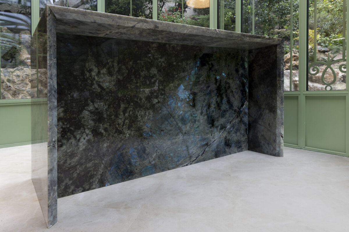 Îlot de cuisine en labradorite dans une véranda