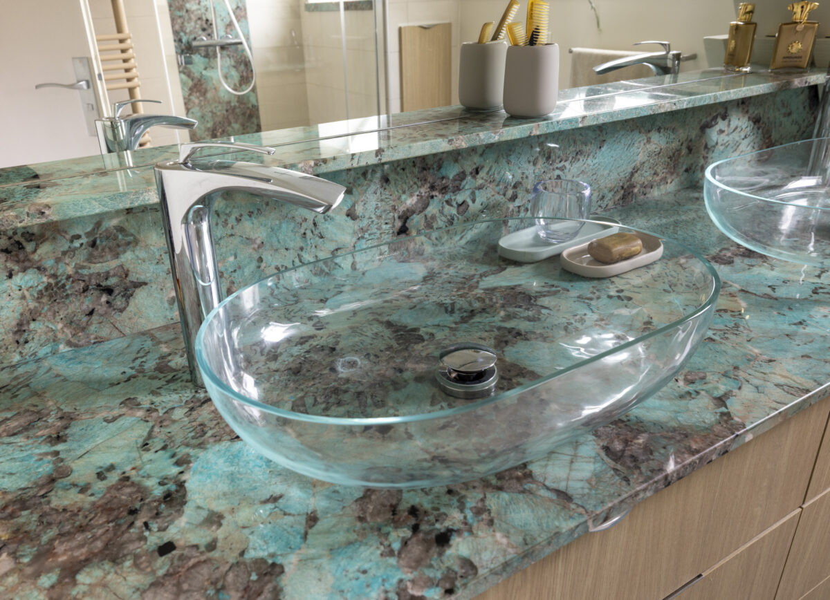 Plan vasque en pierre verte Amazonite avec vasque en verre transparent et robinetterie chromée