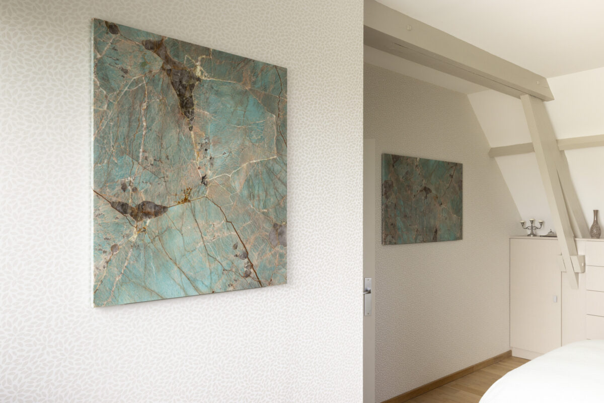 Panneau mural en amazonite turquoise veinée dans une chambre sous les toits