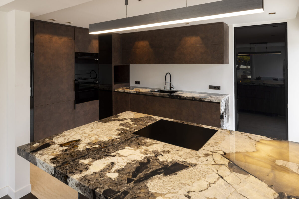 Plan de cuisine et îlot en granit Patagonia, une pierre naturelle posée par MDY à la place du quartz de synthèse