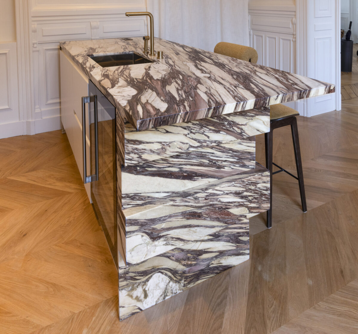 Îlot en marbre Calacatta veiné de pourpre et de brun avec évier et tabouret