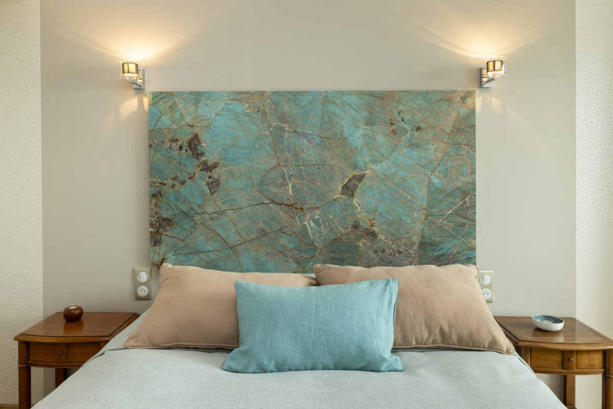 Tête de lit en amazonite turquoise veinée dans une chambre aux murs blancs