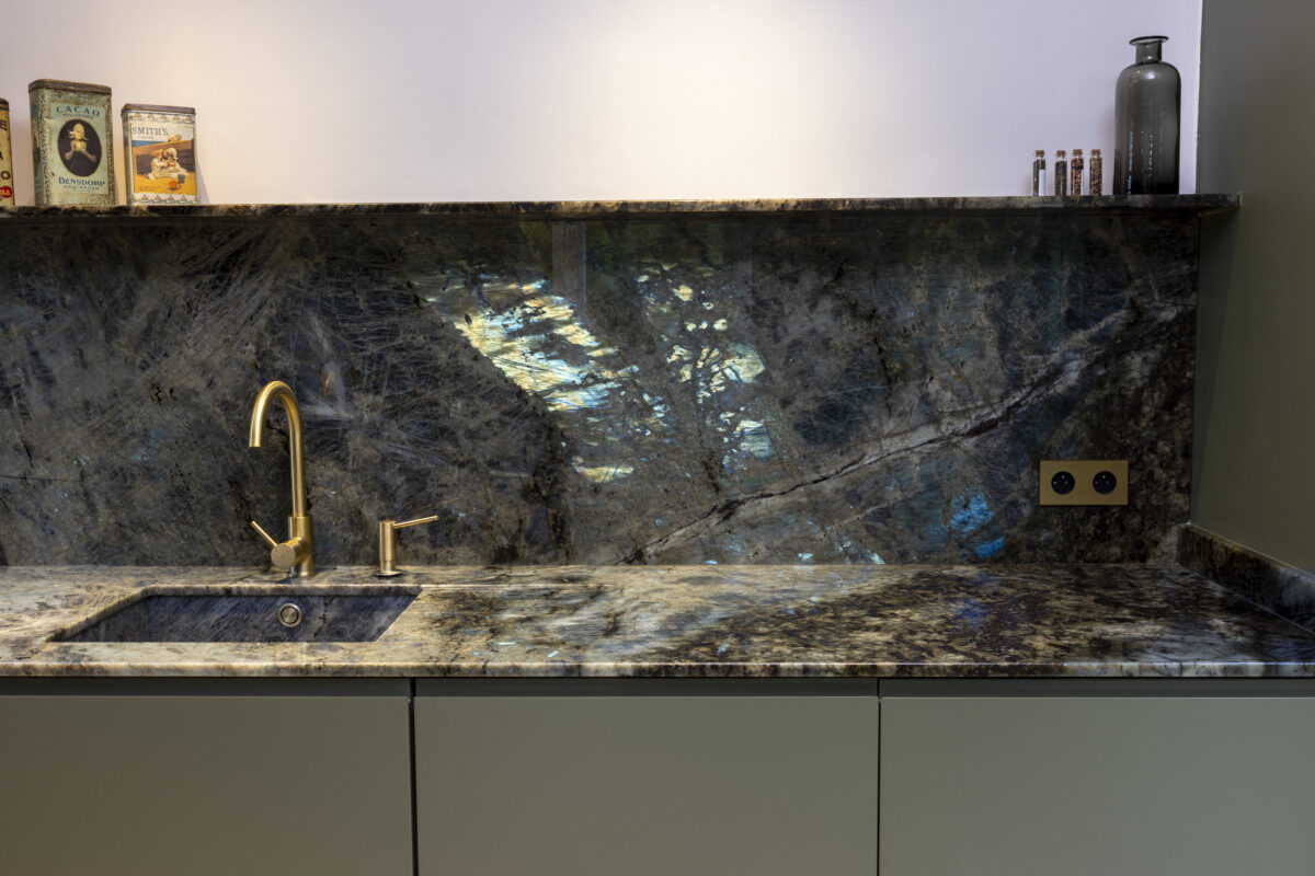 Crédence et plan de cuisine en labradorite bleue avec robinet doré