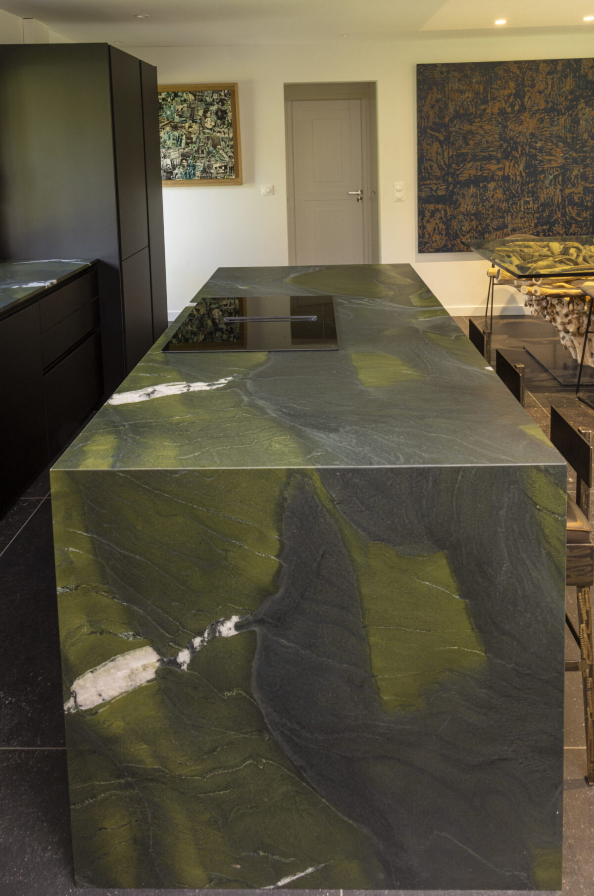 Îlot de cuisine en quartzite vert avec façades noires