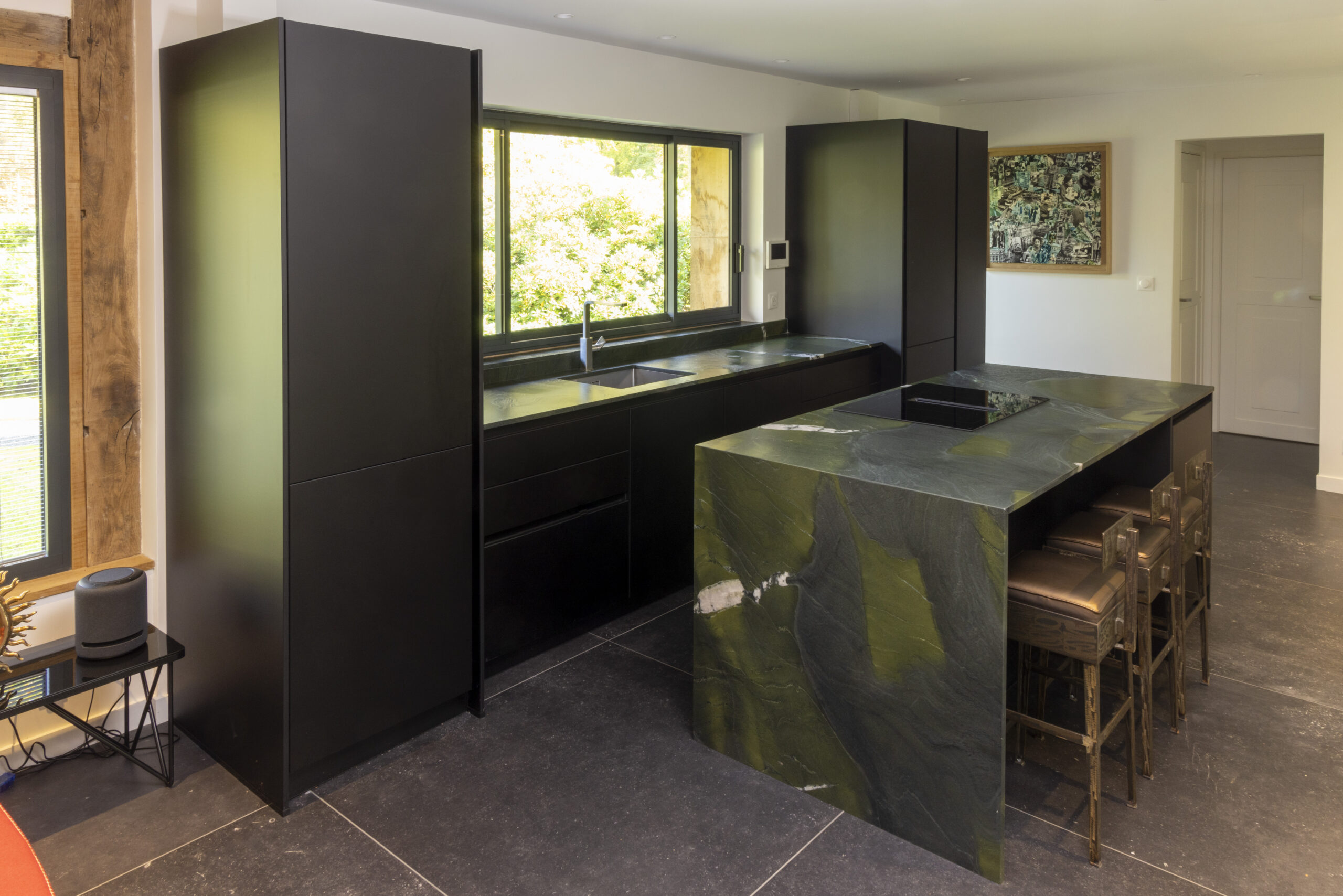 Plan de cuisine et Îlot en Quartzite Avocatus finition Structurée-brossée (sol en 120×120 pierre bleue Belge)