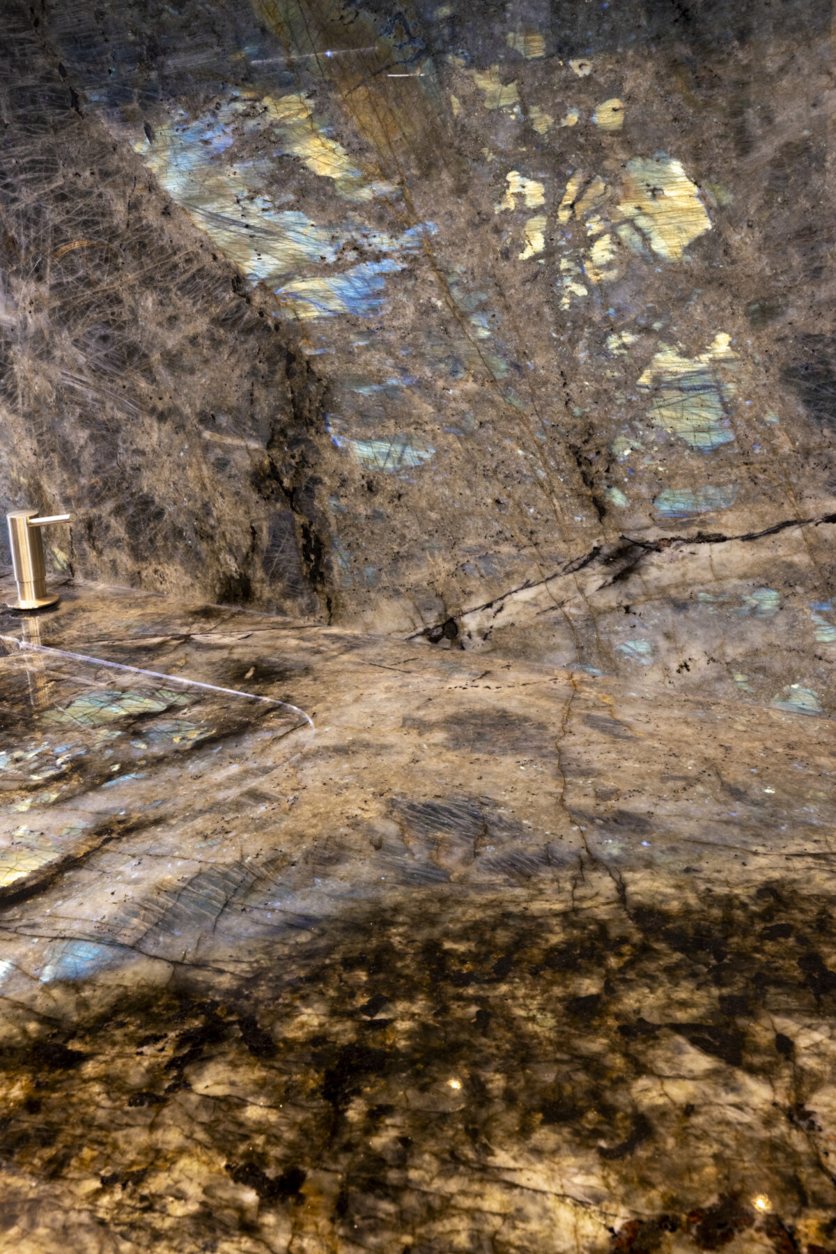 Gros plan d’un plan de cuisine en labradorite aux reflets bleus