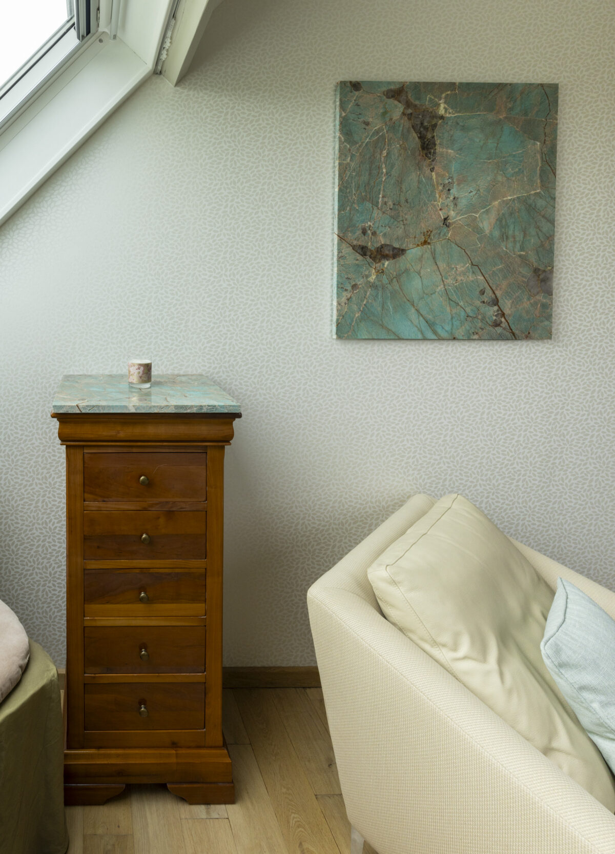 Panneau d’amazonite turquoise au-dessus d’une commode en bois