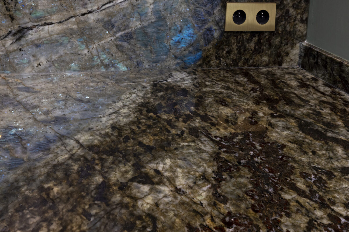 Plan de cuisine en labradorite bleu foncé avec prise encastrée