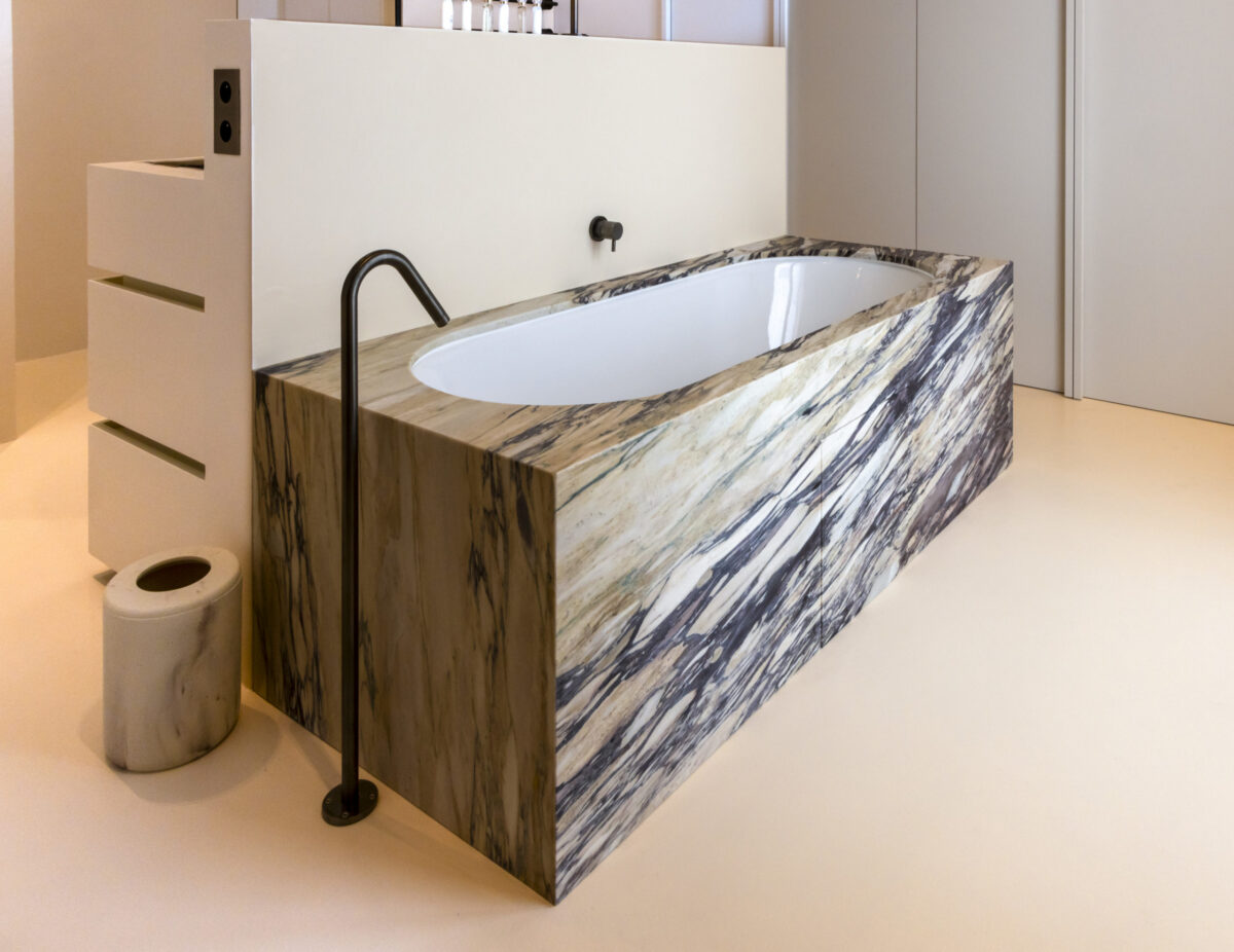 Baignoire habillée d’une pierre naturelle veinée de gris et de doré
