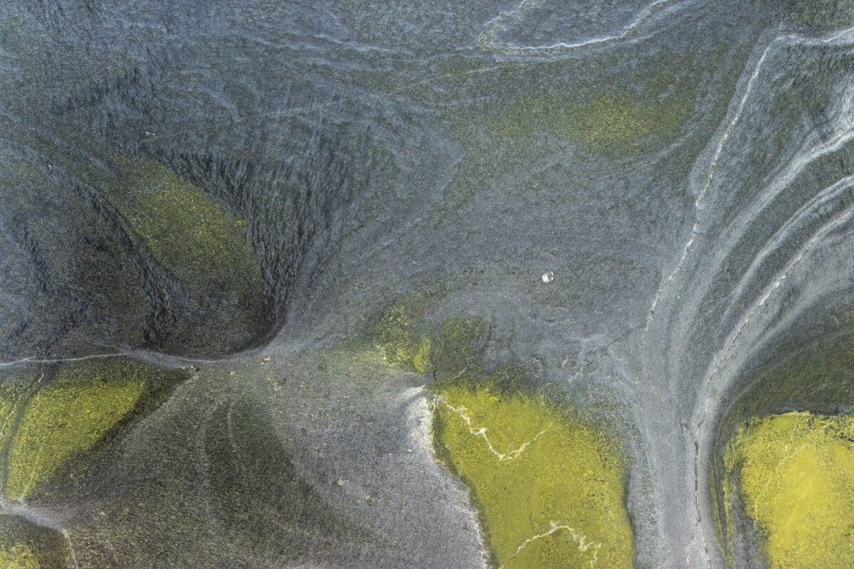 Gros plan d’un plan de cuisine en quartzite gris vert aux taches vert anis