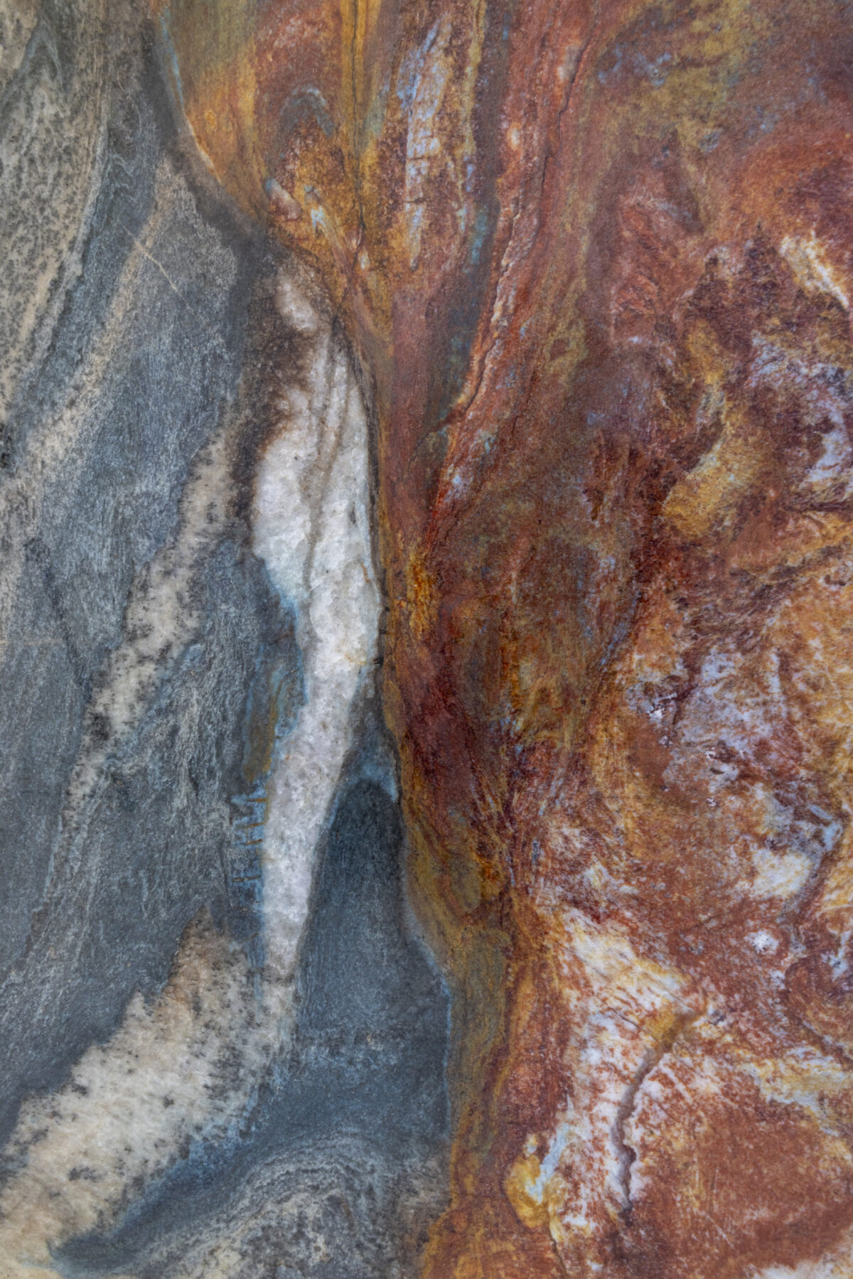 Gros plan sur une quartzite rouille et bleue