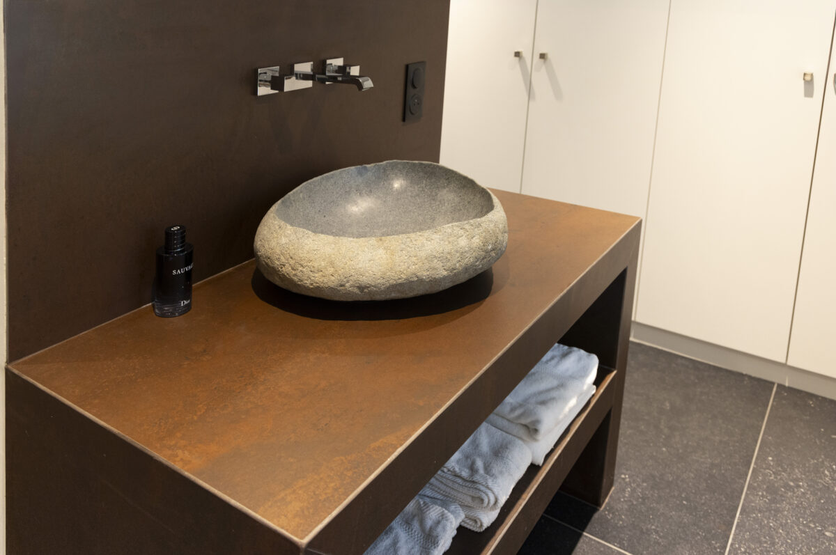 Meuble vasque en pierre brun cuivré avec vasque en galet