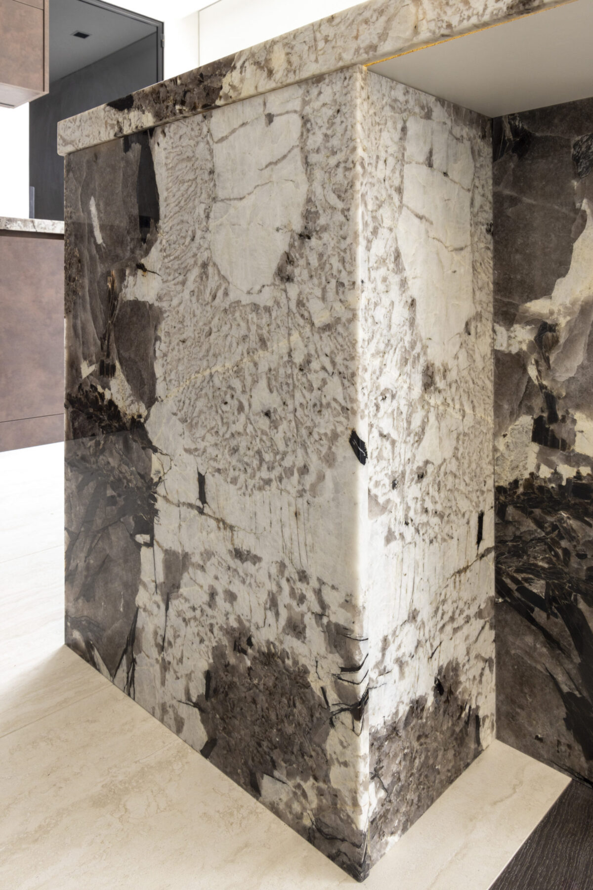 Bloc de granit Patagonia gris et noir dressé dans une cuisine