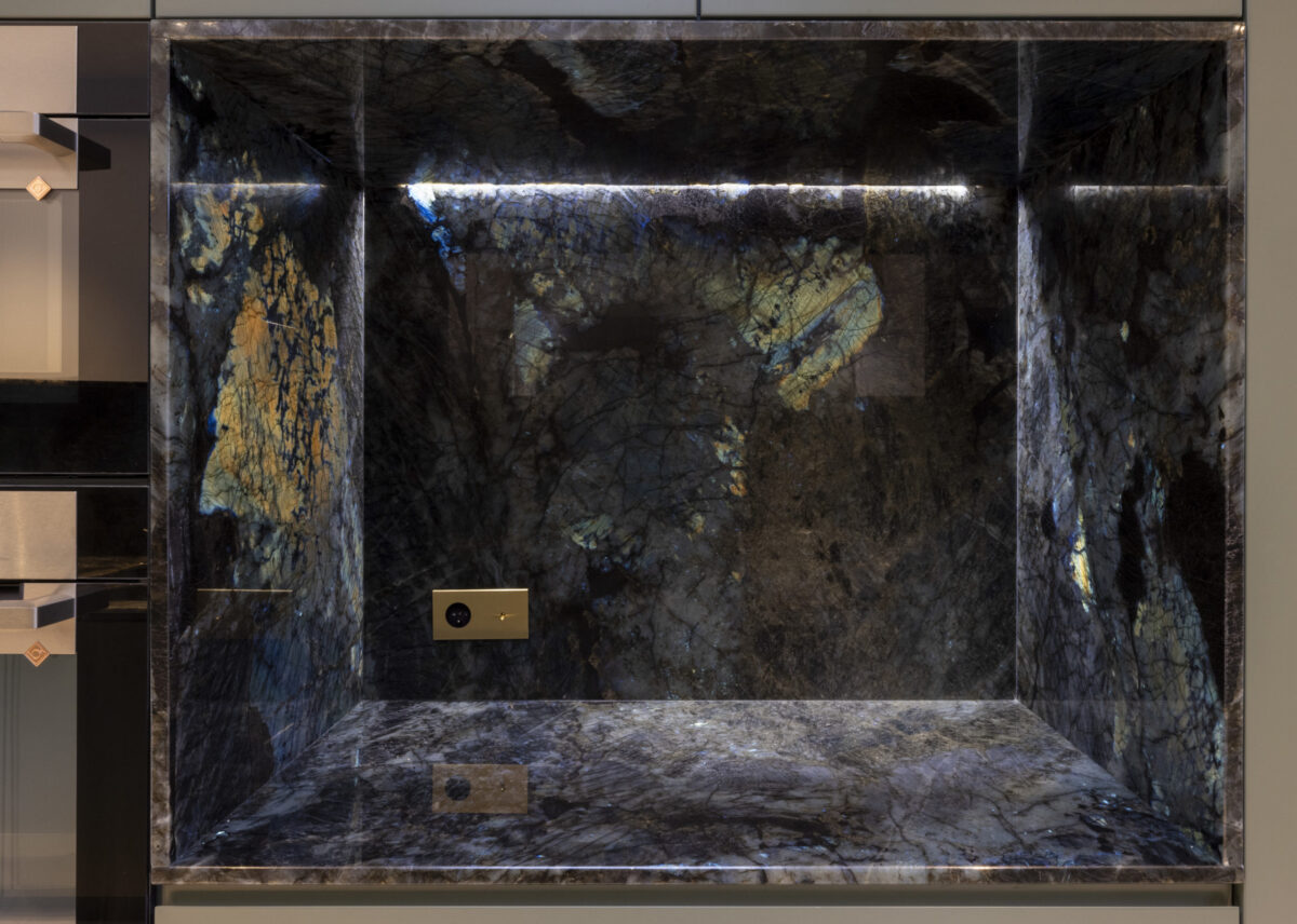 Crédence et plan de cuisine en labradorite bleu nuit