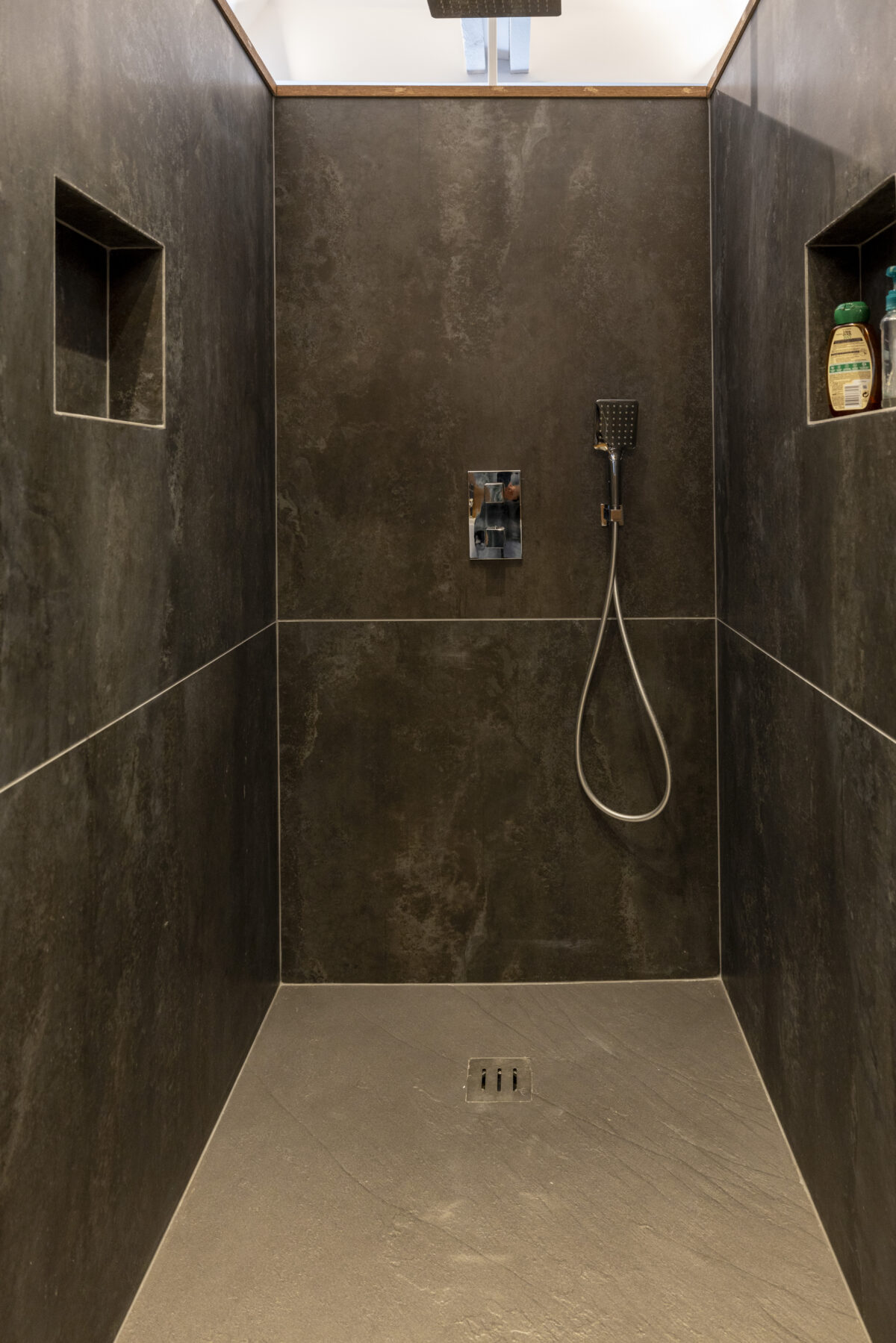 Douche en grand format brun avec niches intégrées