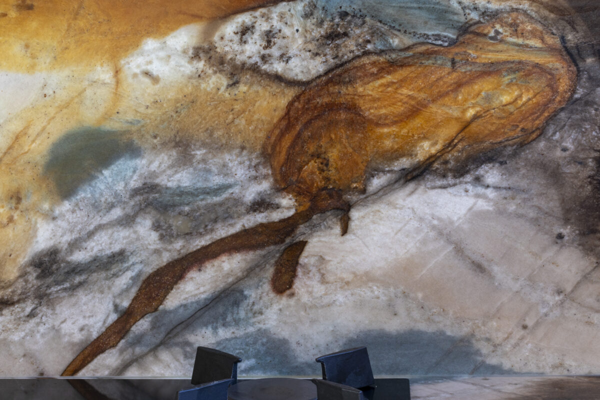 Gros plan d’un plan de cuisine en quartzite brun doré aux volutes orangées