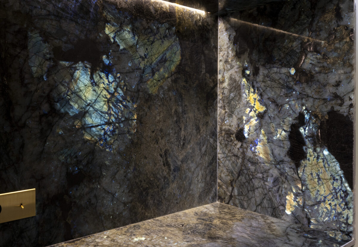 Plan de cuisine en labradorite aux reflets bleus et dorés