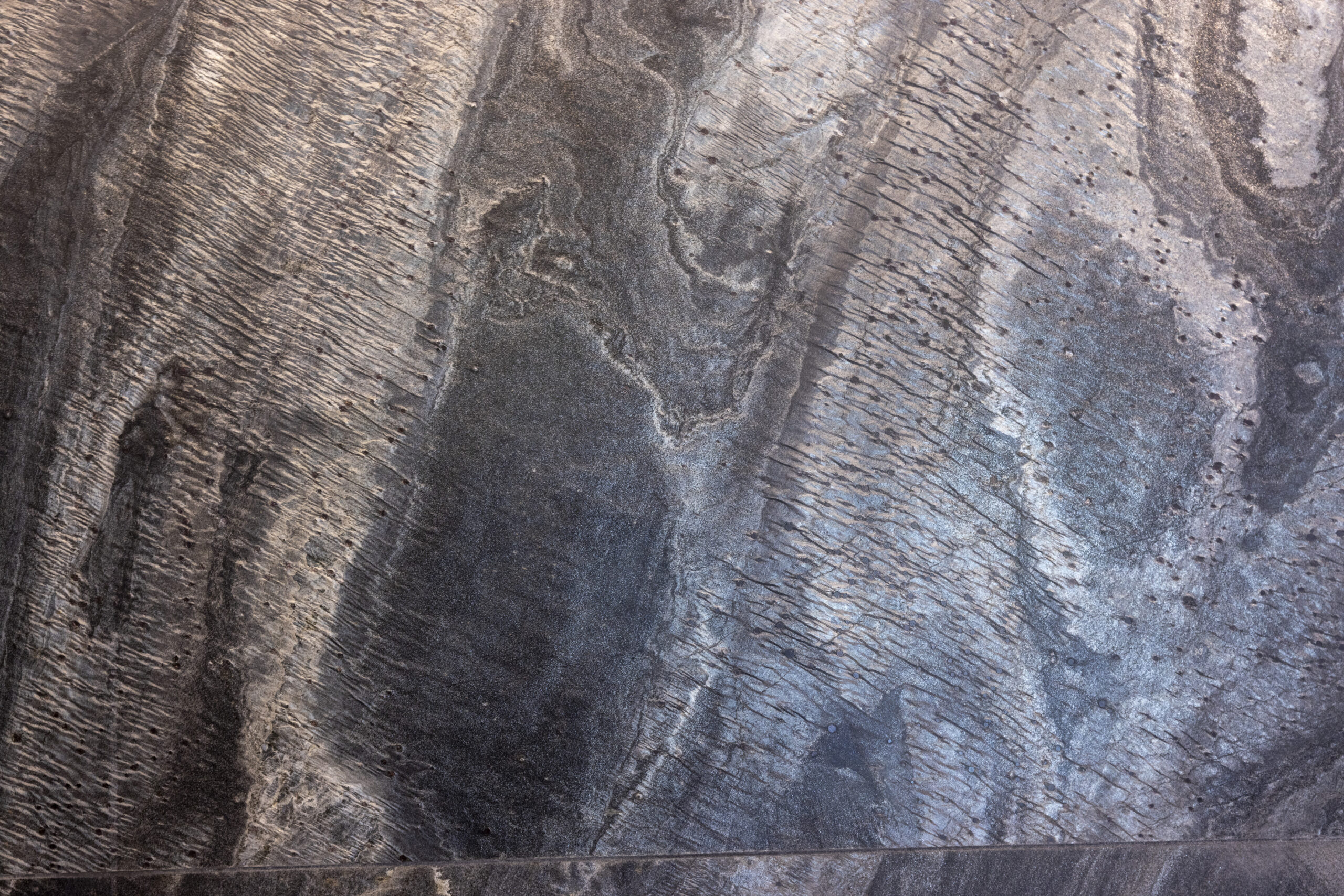 Plan de cuisine et Îlot en Quartzite Avocatus finition Structurée-brossée (sol en 120×120 pierre bleue Belge)