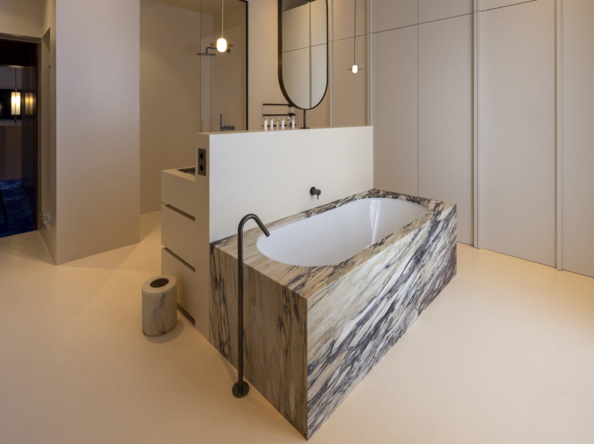 Baignoire habillée de marbre Calacatta Viola blanc veiné de violet