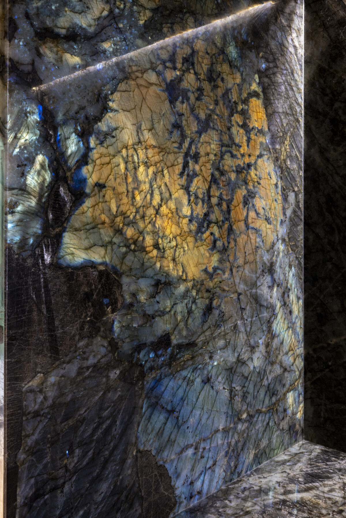 Gros plan de labradorite aux éclats bleus et dorés