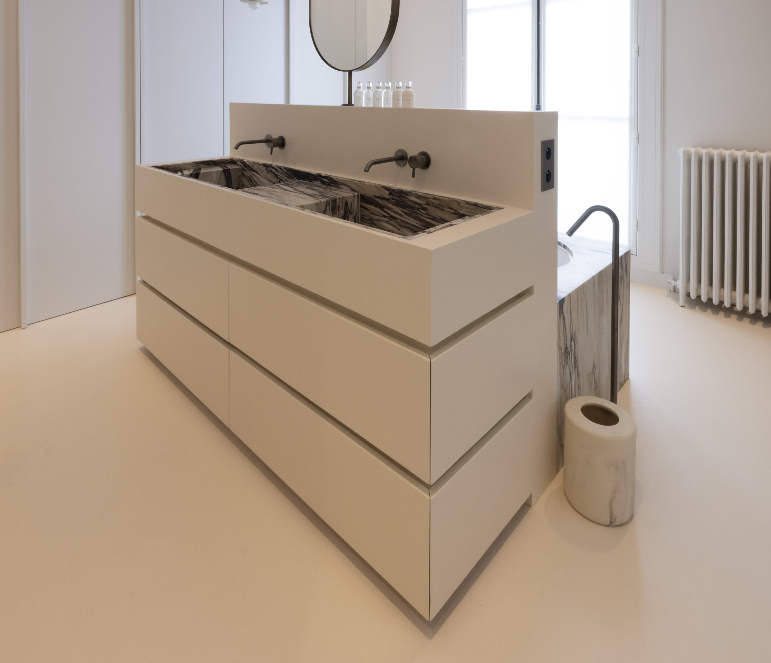 Plans de cuisine, crédence & Ilôt monumental en Marbre Calacatta Viola, finition satinée avec traitement hydrofuge et oléofuge