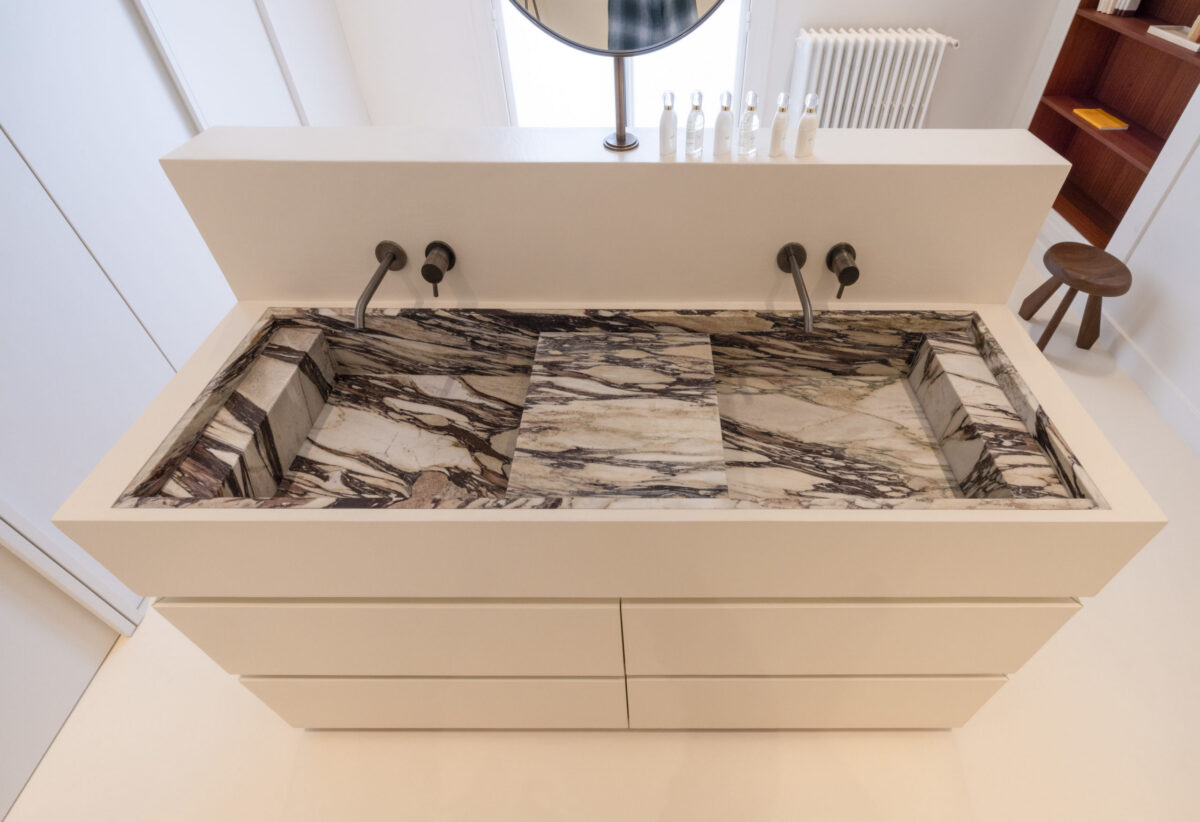Plan vasque en marbre Calacatta Viola violet gris sur meuble blanc