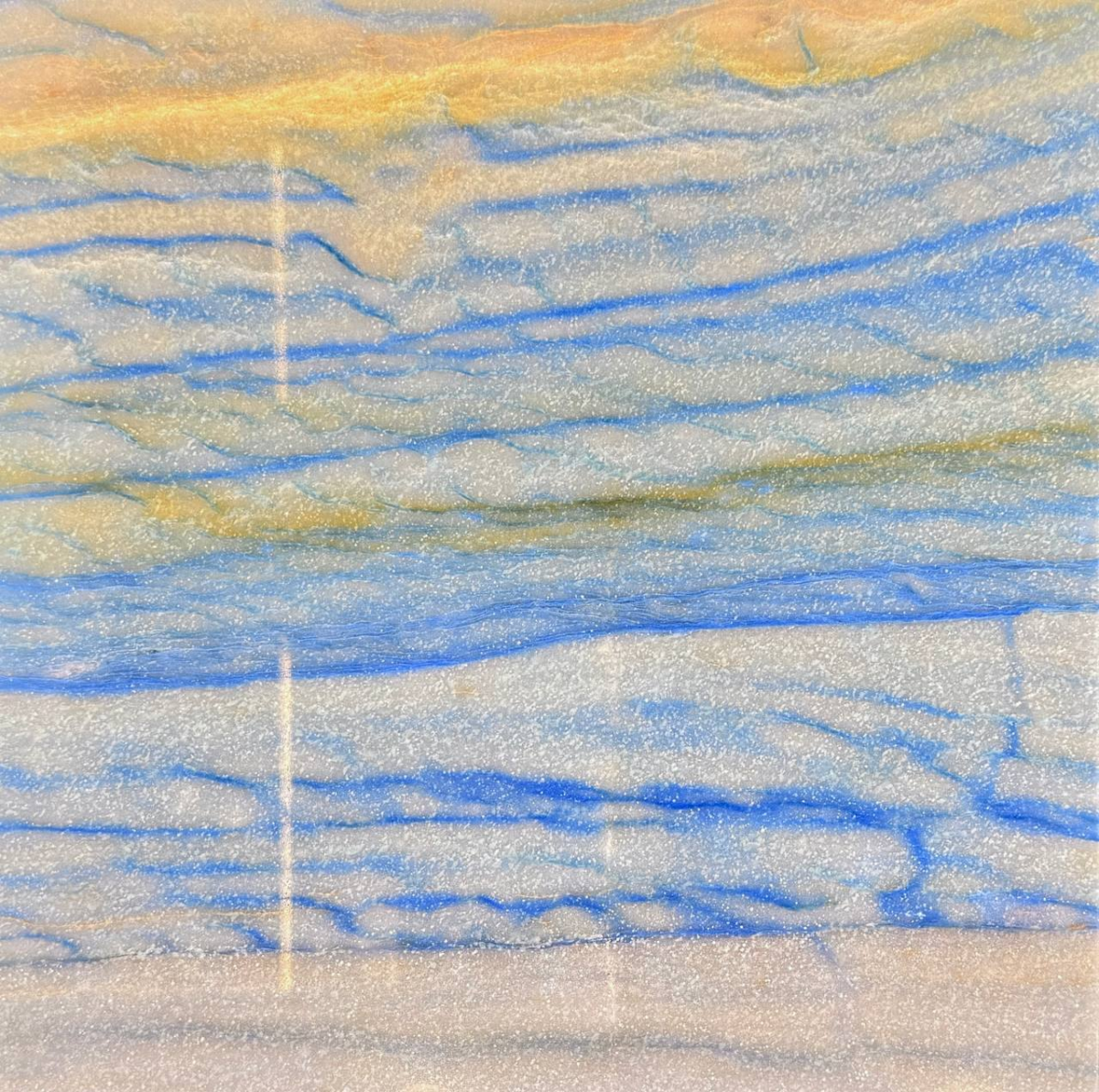 Gros plan sur une pierre bleue et dorée aux stries horizontales