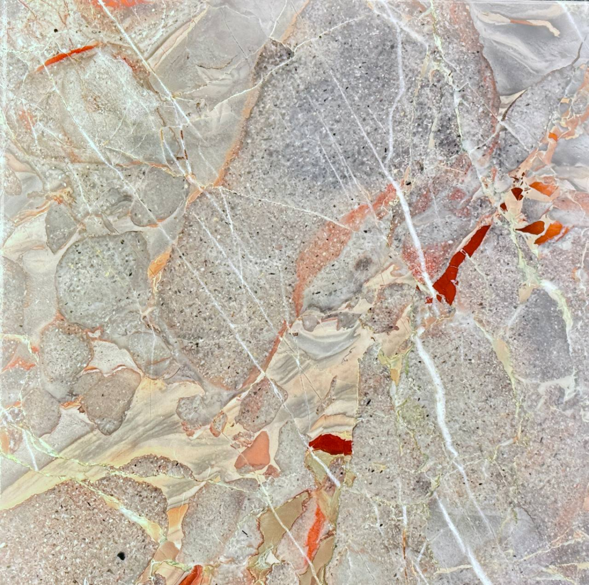 Gros plan sur une brèche aux fragments gris, rouges et beiges