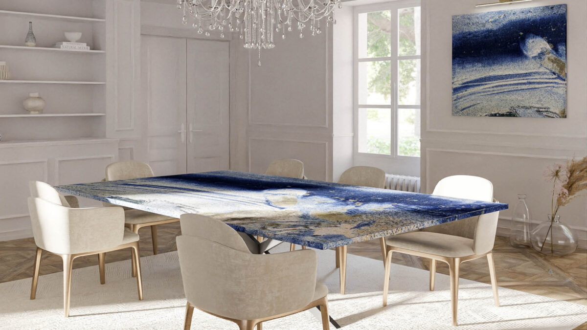 Table de salle à manger au plateau en sodalite bleue, sous un lustre à pampilles