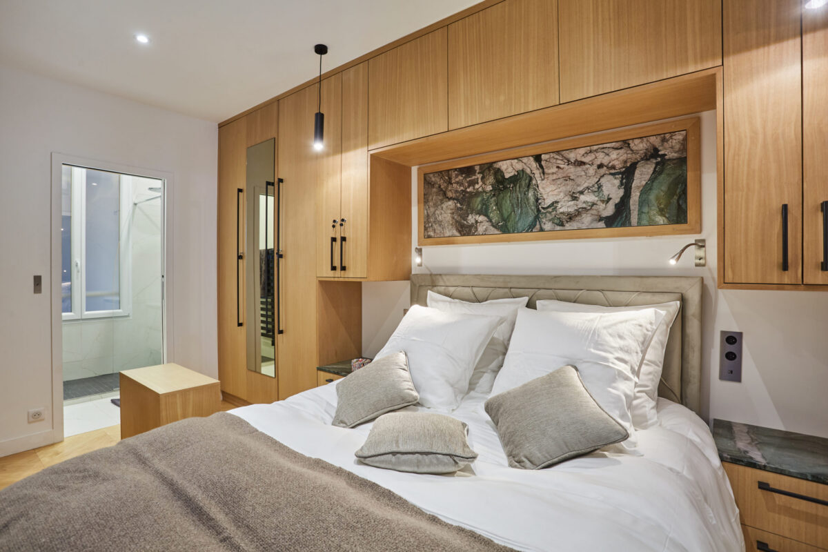 Chambre avec panneau de pierre naturelle au-dessus du lit