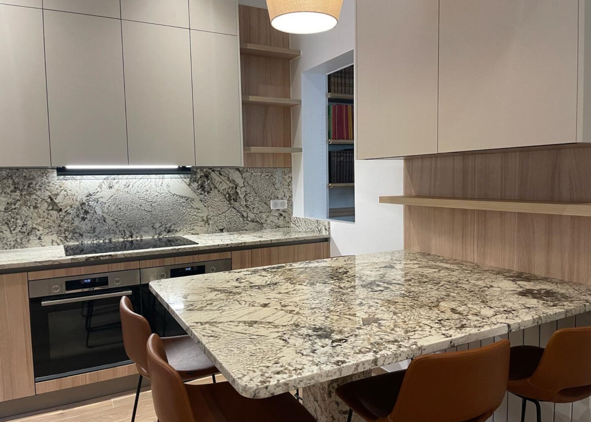 Plan de cuisine en granit beige moucheté avec crédence assortie