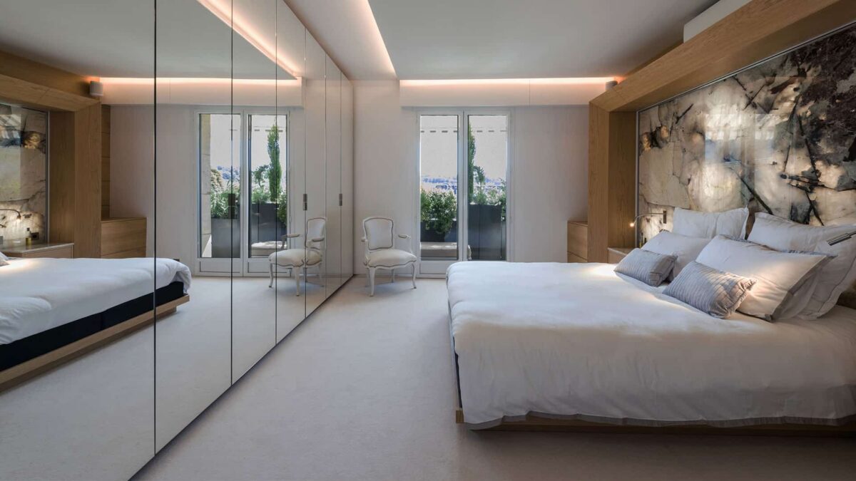 Tête de lit en panneau de marbre veiné dans une chambre