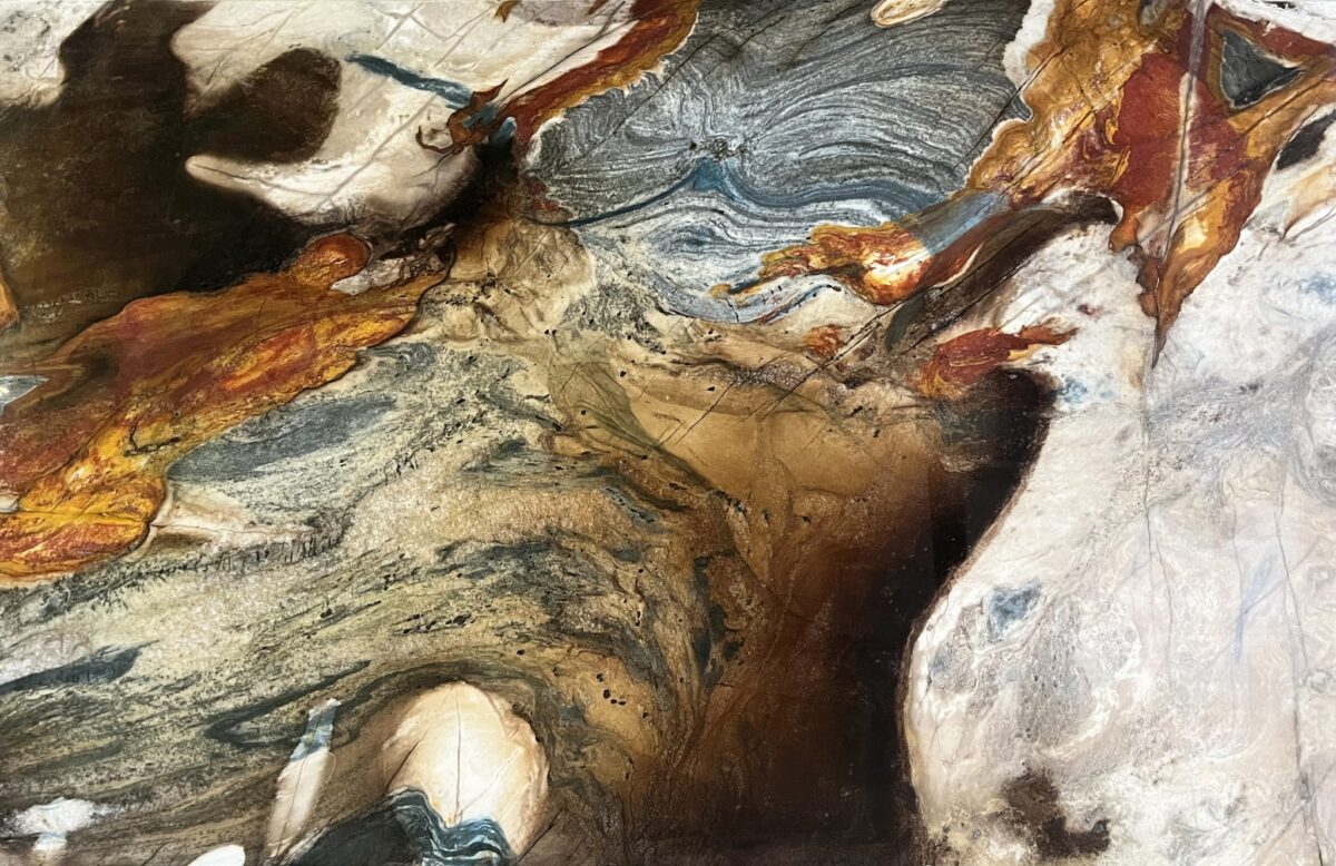 Gros plan sur une pierre marbrée de blanc, de bleu et d’ocre