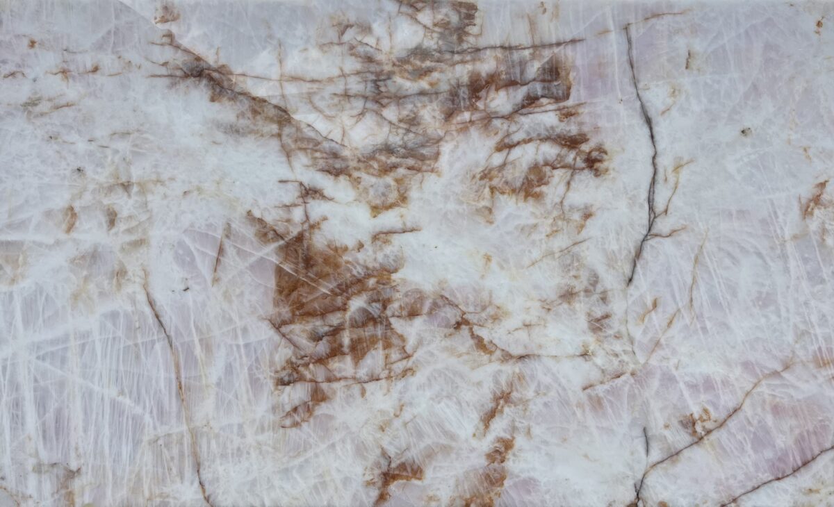 Tranche de cristal de roche à inclusions de rutile, quartz naturel sélectionné par MDY