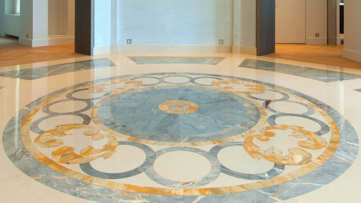Rosace en marqueterie de marbre aux cercles entrelacés bleus et jaune de Sienne