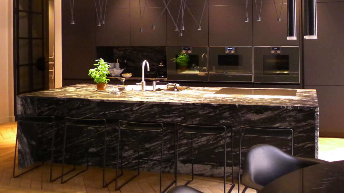 Îlot de cuisine en granit noir et doré aux reflets métalliques