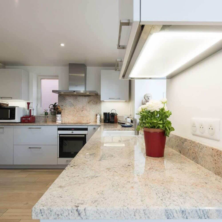 Granit ou quartz pour votre plan de travail : le comparatif