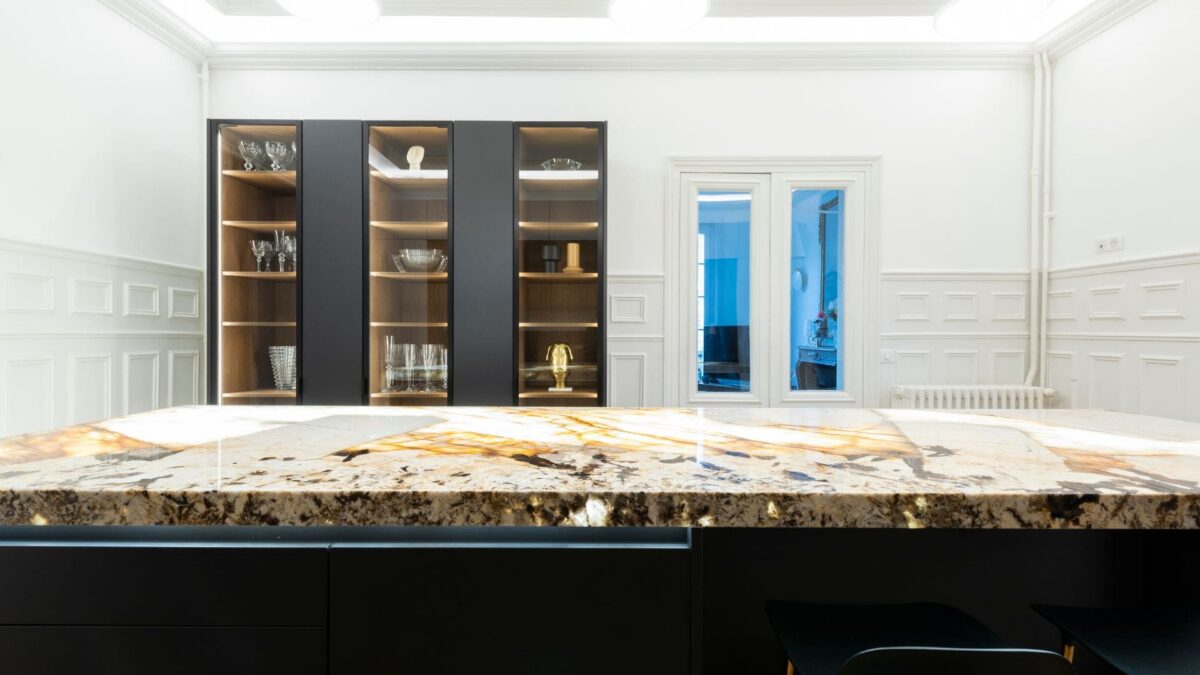 Cuisine à îlot en granit Patagonia rétroéclairé dans un appartement à moulures