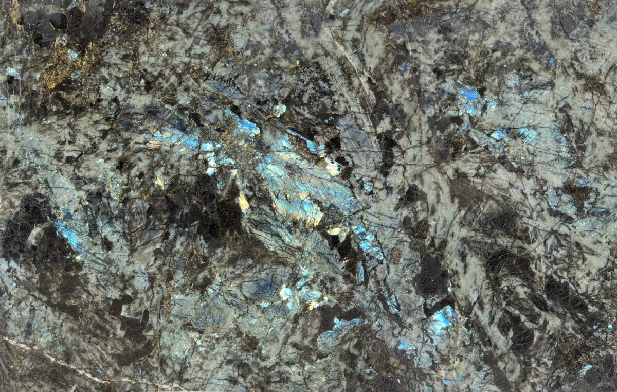 Gros plan sur une labradorite aux reflets bleus et dorés