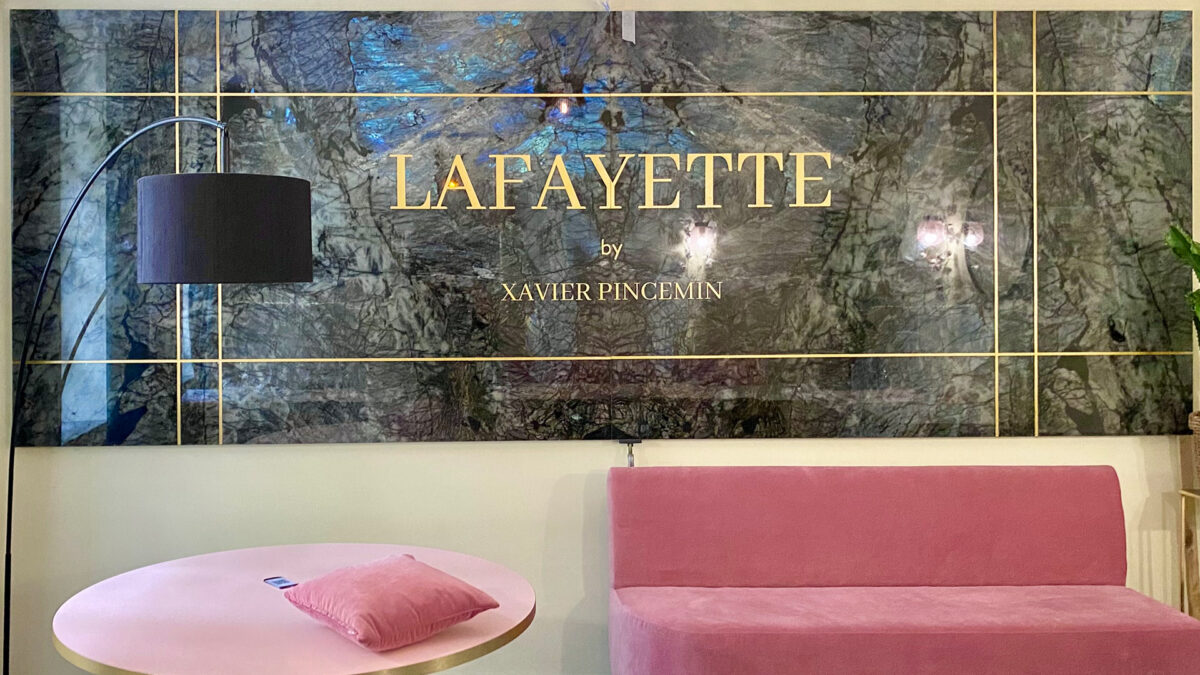 Panneau mural en labradorite bleue avec lettrage doré pour une boutique