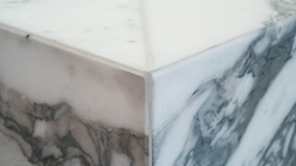 Angle d'un plan en marbre blanc aux veines grises mettant en valeur le grain naturel de la pierre