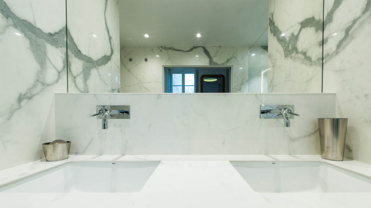 Salle de bain habillée de marbre blanc Calacatta, double vasque encastrée