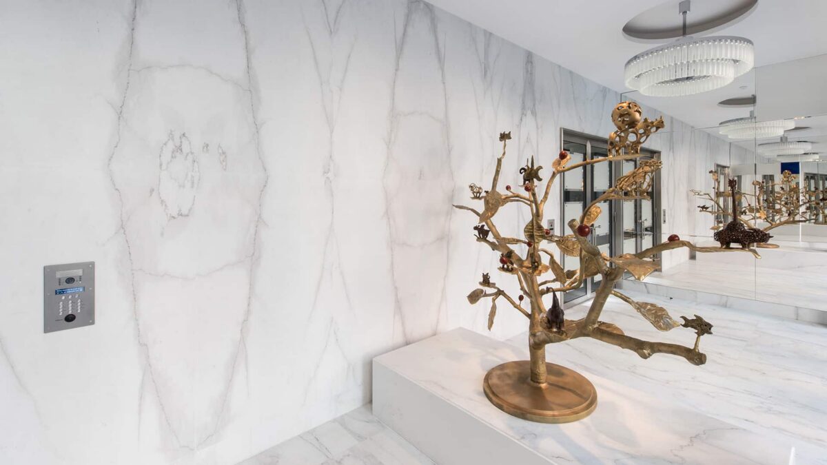 Hall en marbre Calacatta Lincoln avec sculpture d'arbre en bronze doré