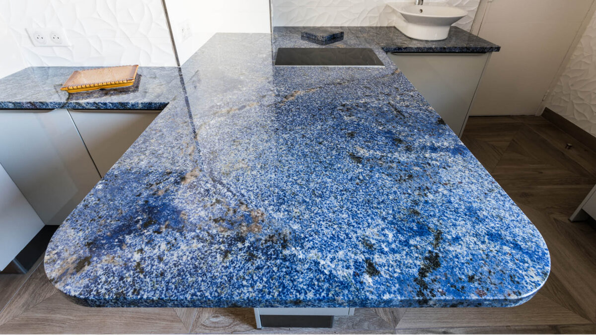 Plan de travail en granit bleu et blanc veiné avec évier intégré