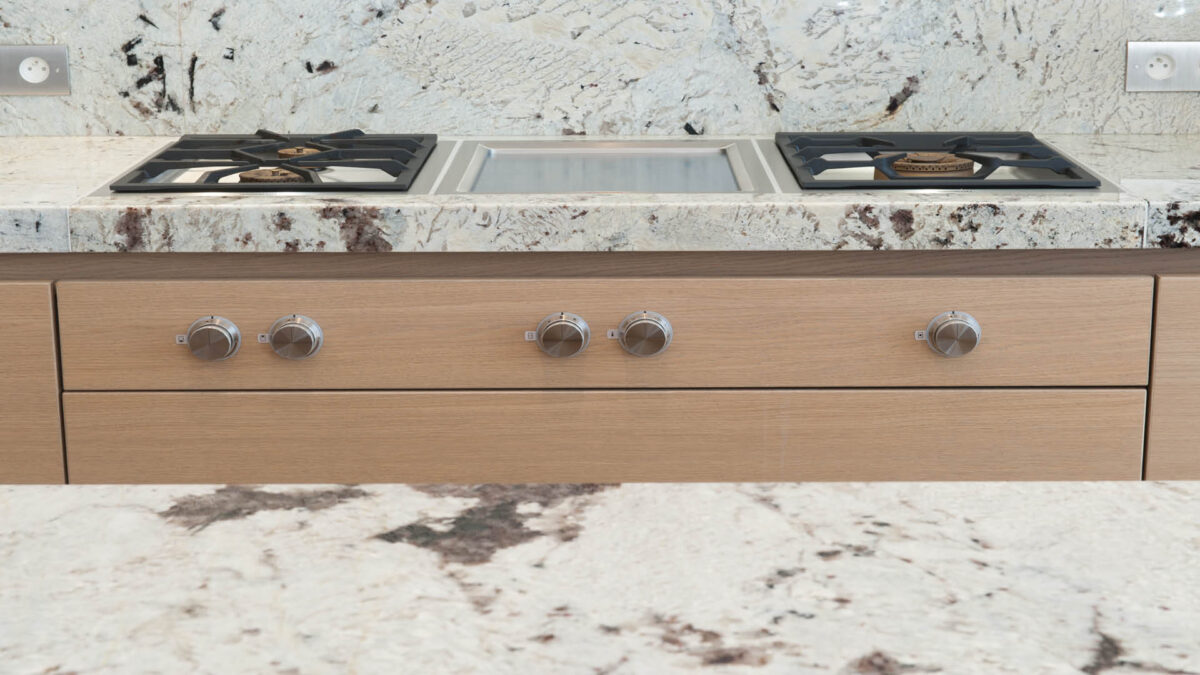 Plan de travail en granit beige tacheté avec plaque de cuisson intégrée